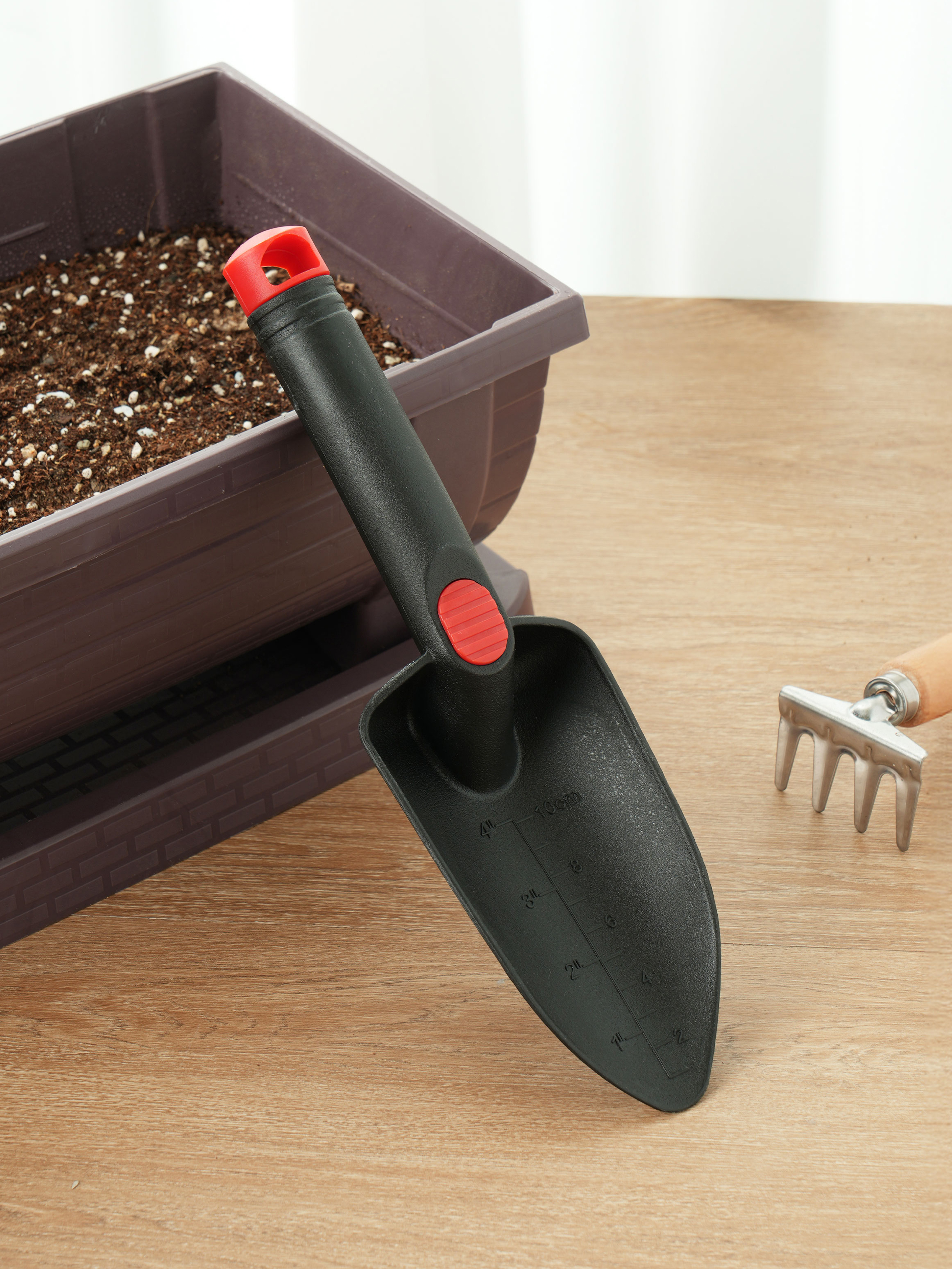 Wide trowel with graduations