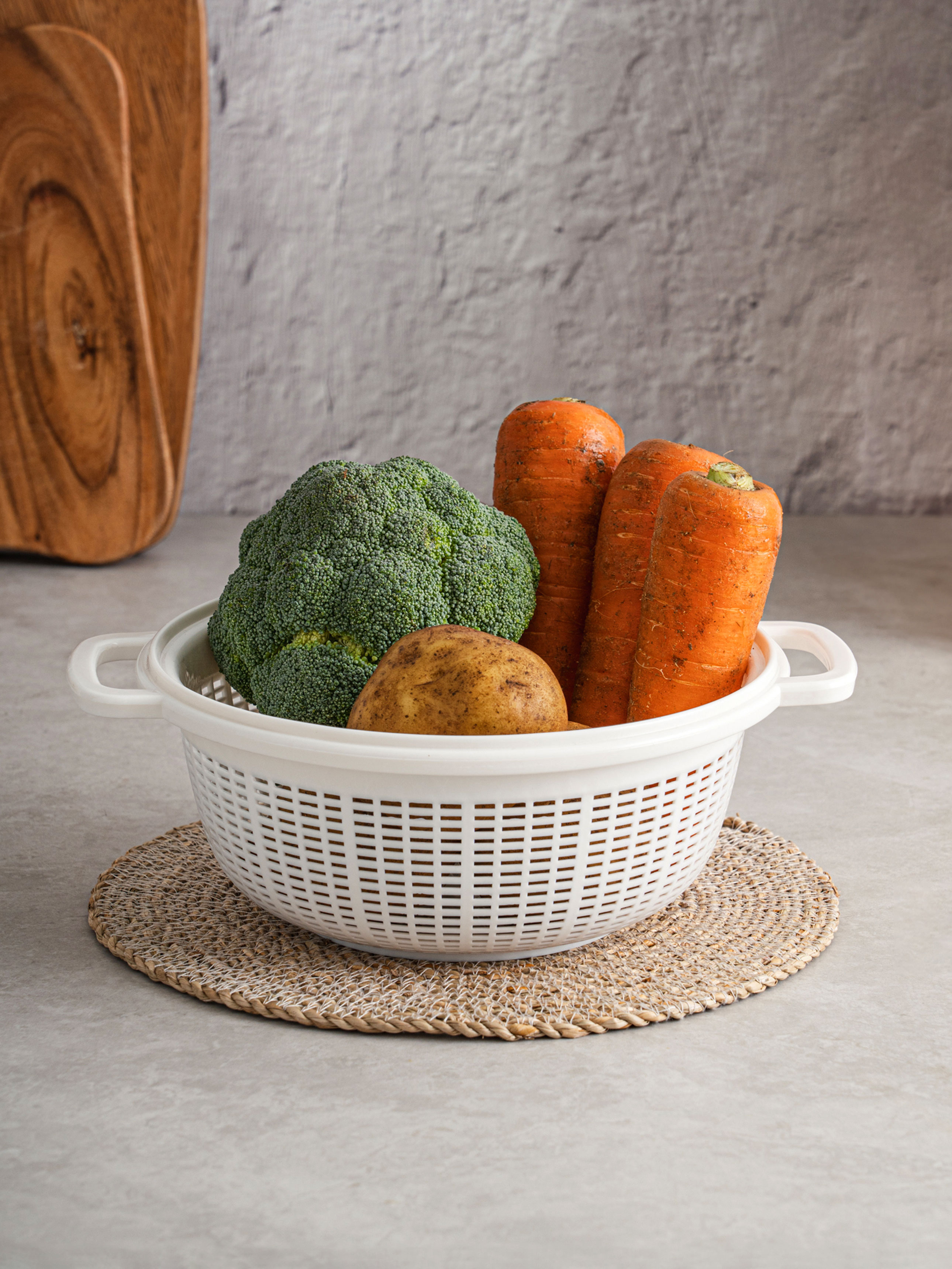 Ambidextrous circular tray