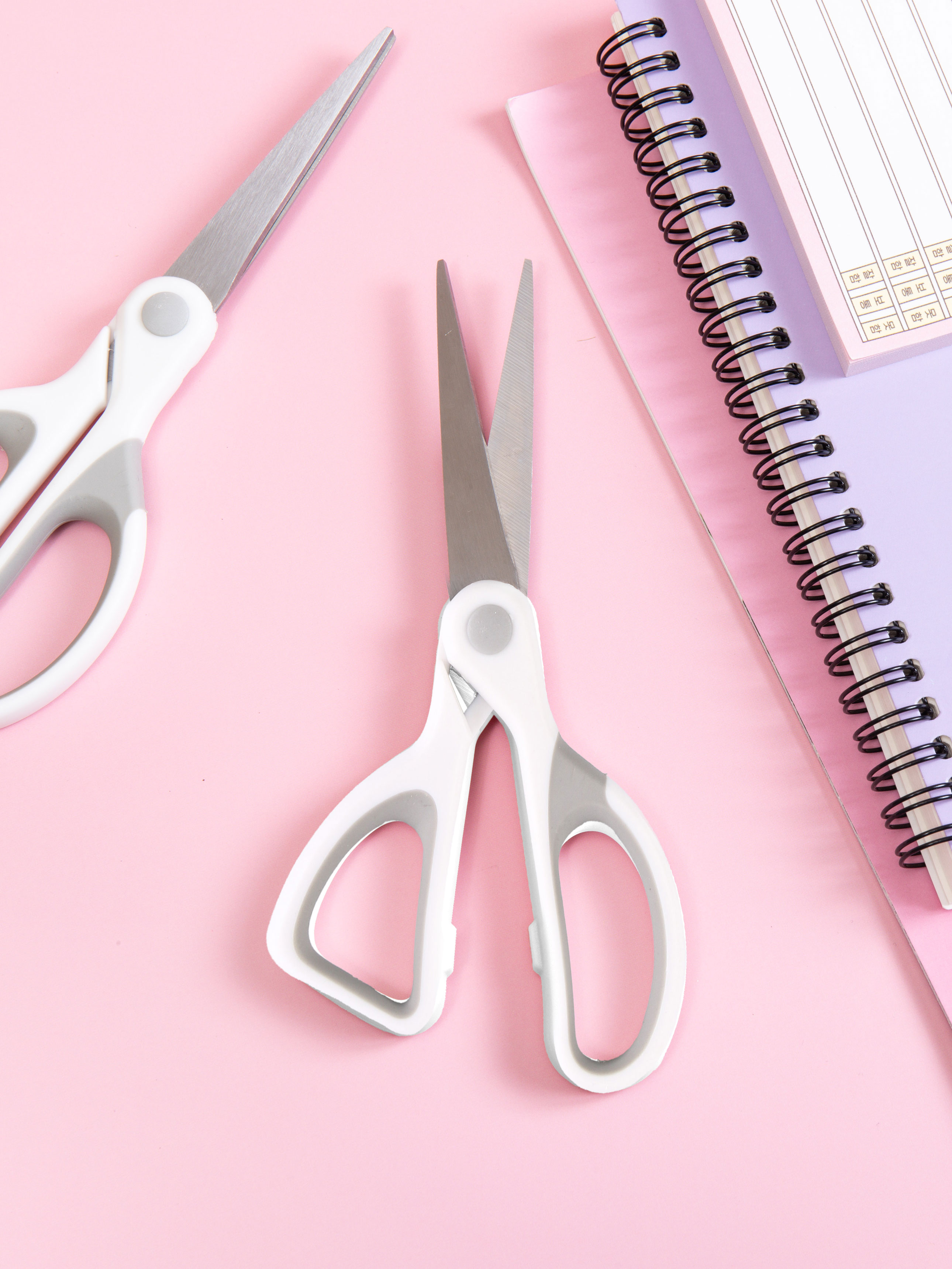 Two-tone handle scissors