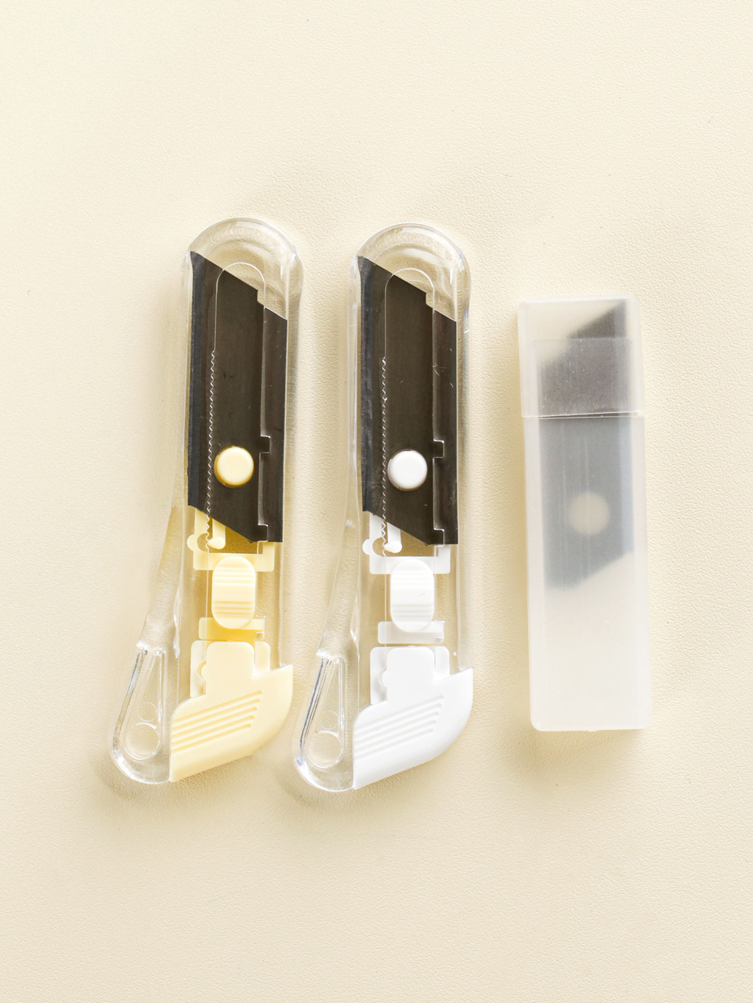 2 transparent mini cutter knives 13 mm, 5 refills included