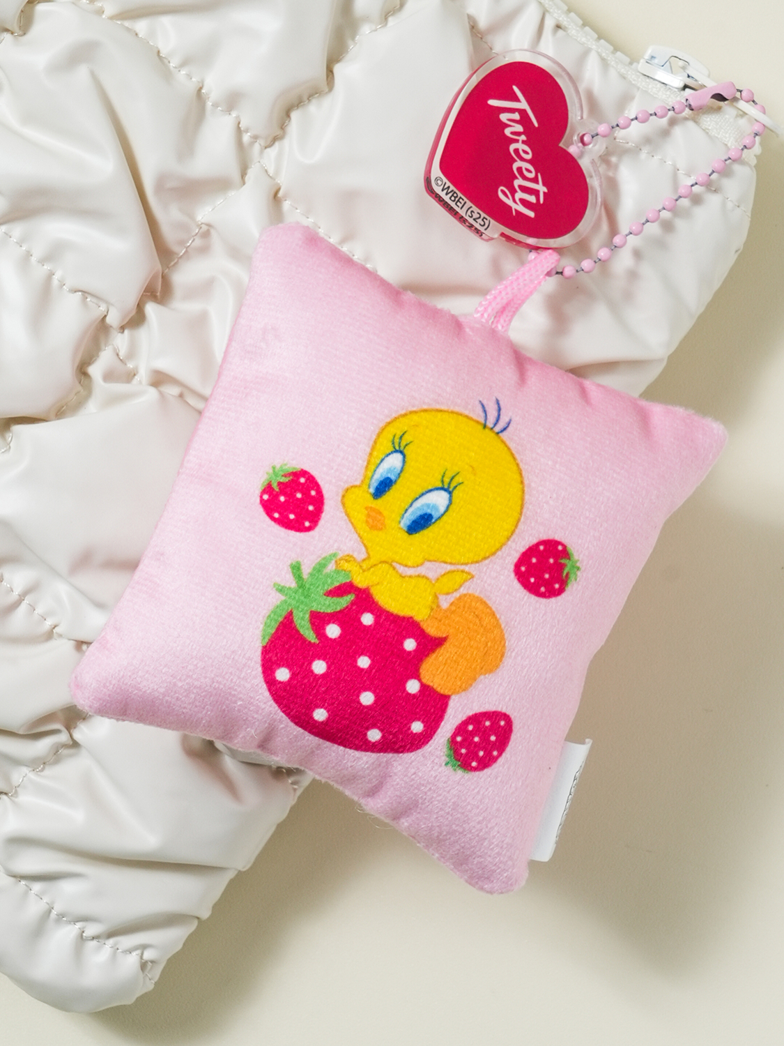 Looney Tunes Cushion Acrylic Keyring Strawberry
