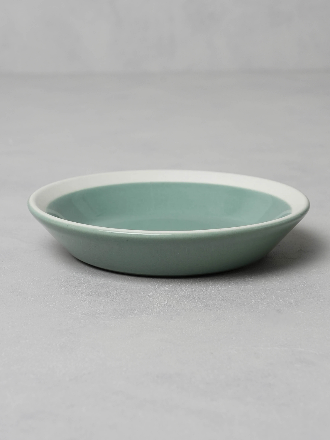 Color two-tone plate 12.5 cm mint