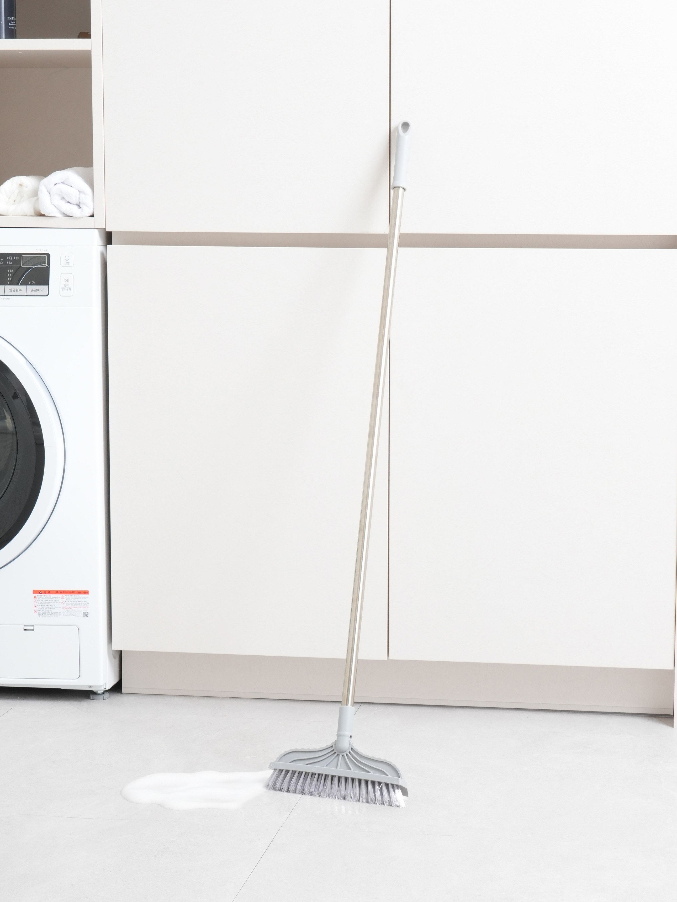 V-shaped floor cleaning brush