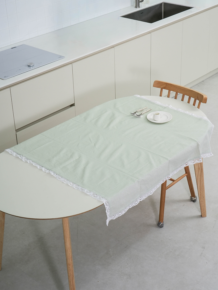 Table cover with lace decoration 110