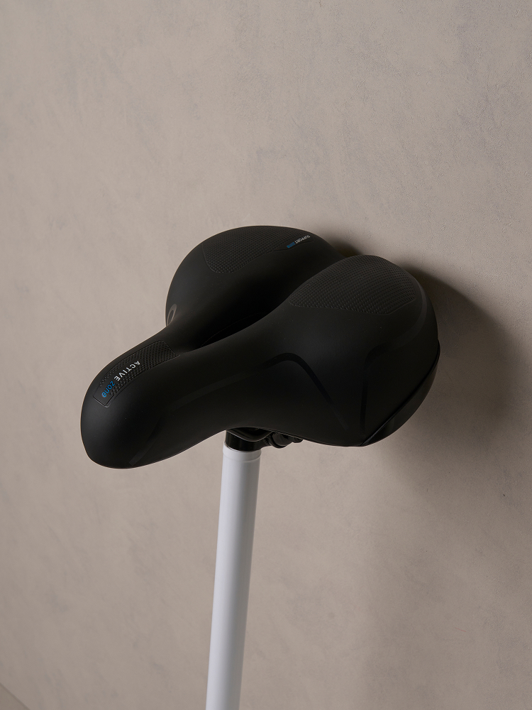 Wide bicycle seat