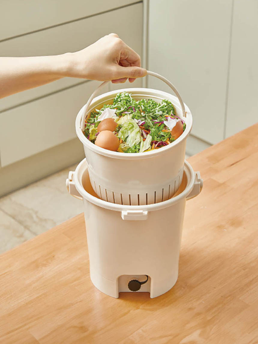 Water tap type food waste container