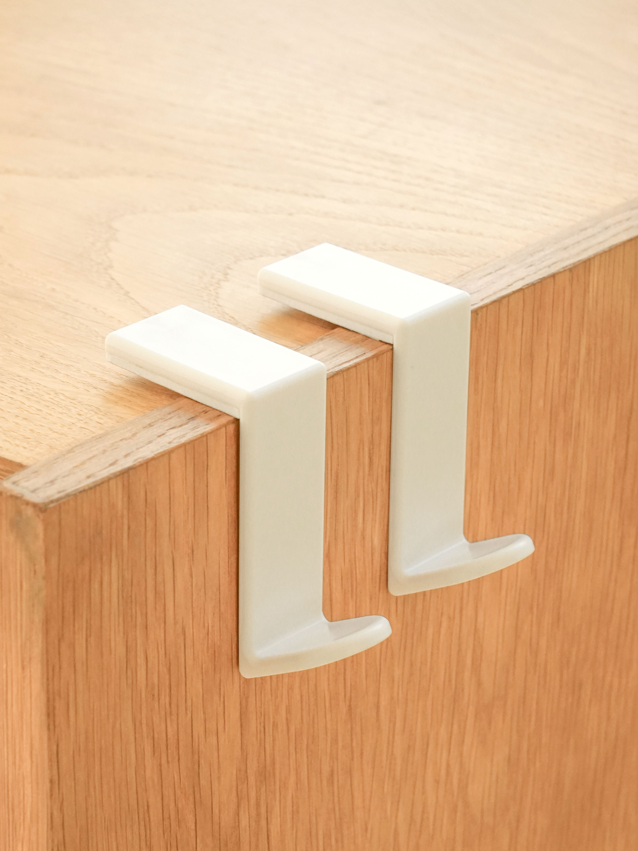 2 corner adhesive hangers