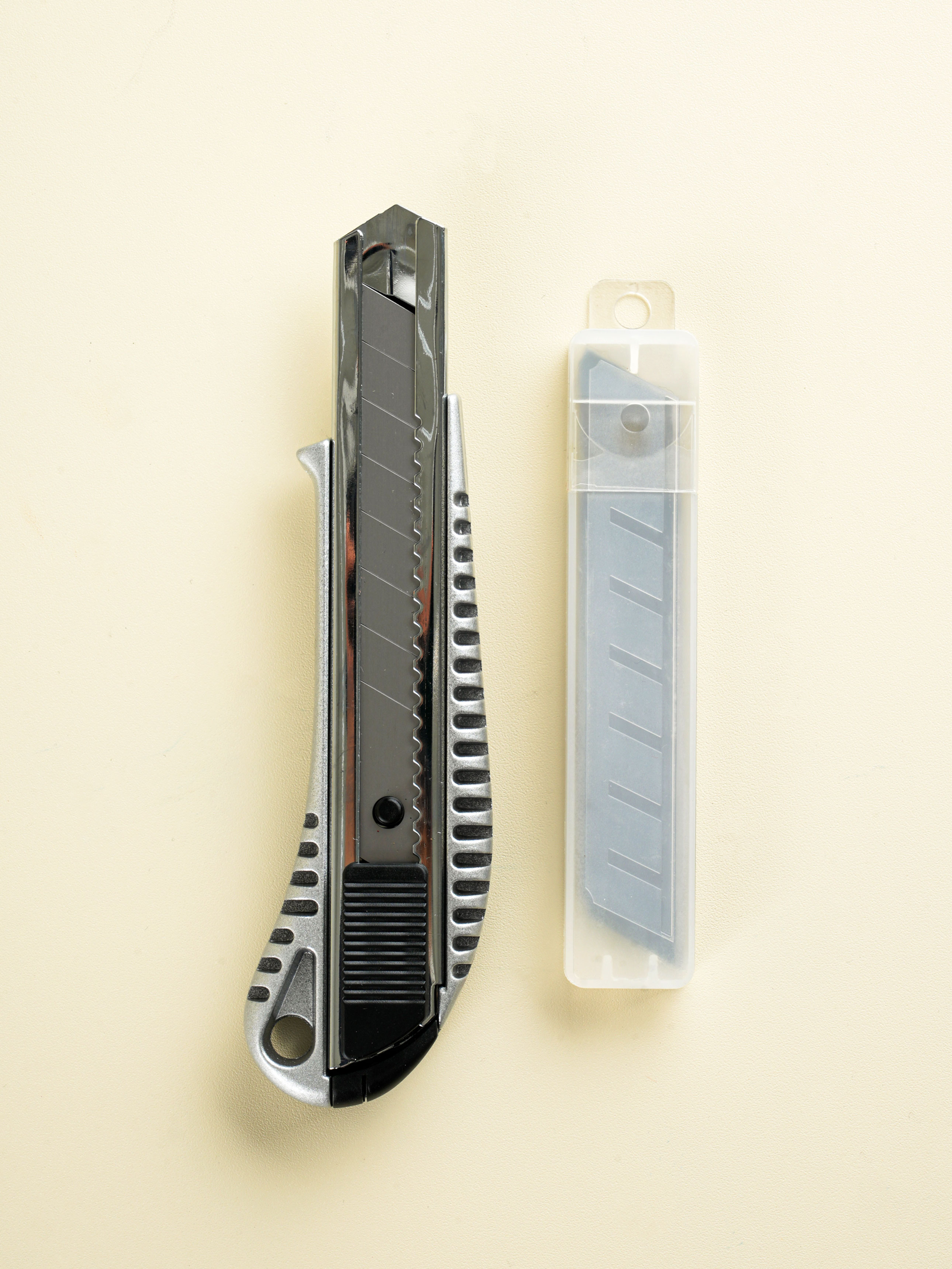 Aluminum cutter knife (18 mm/5 refills included) 2000