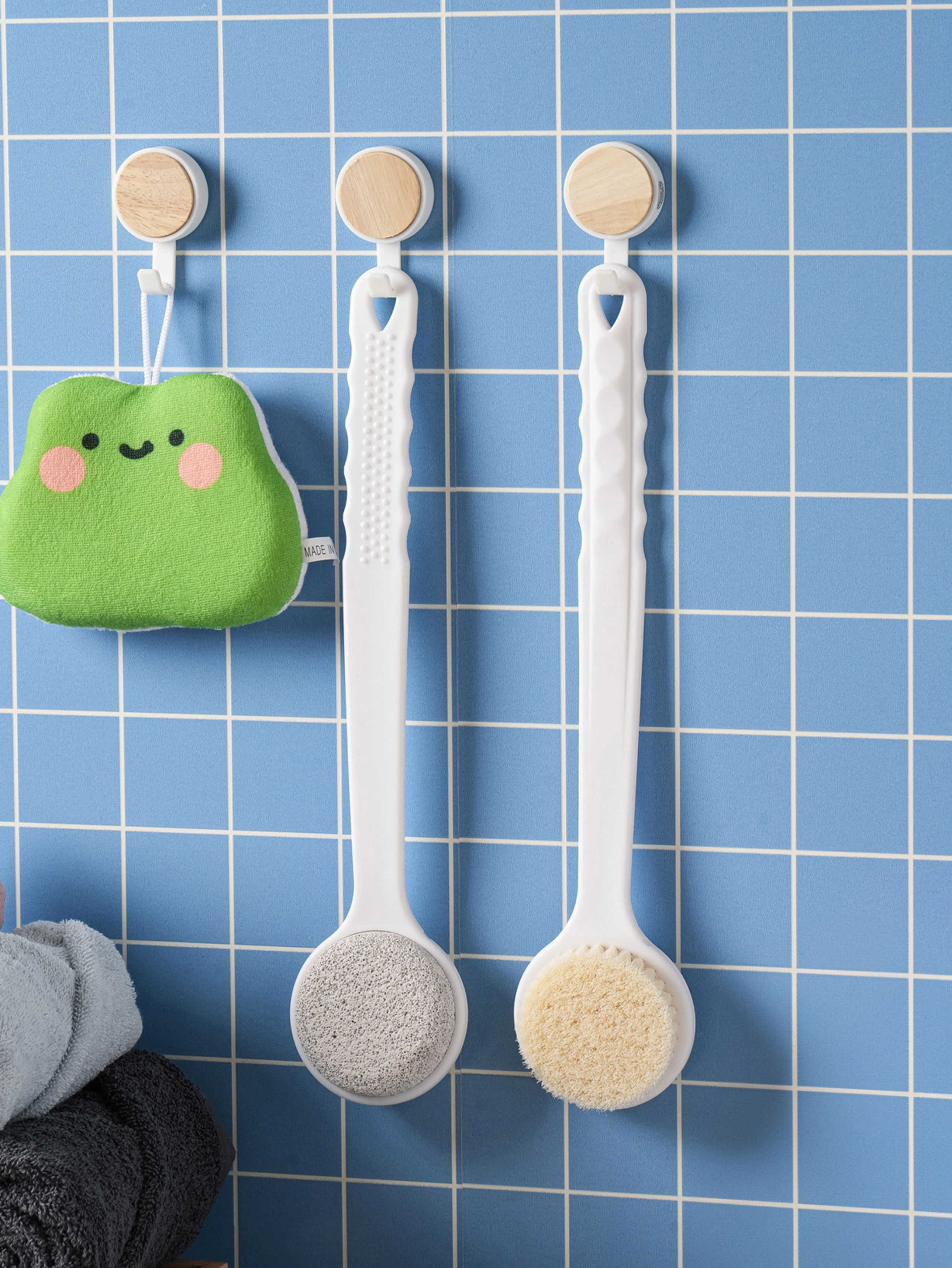 Double-sided bath brush with handle
