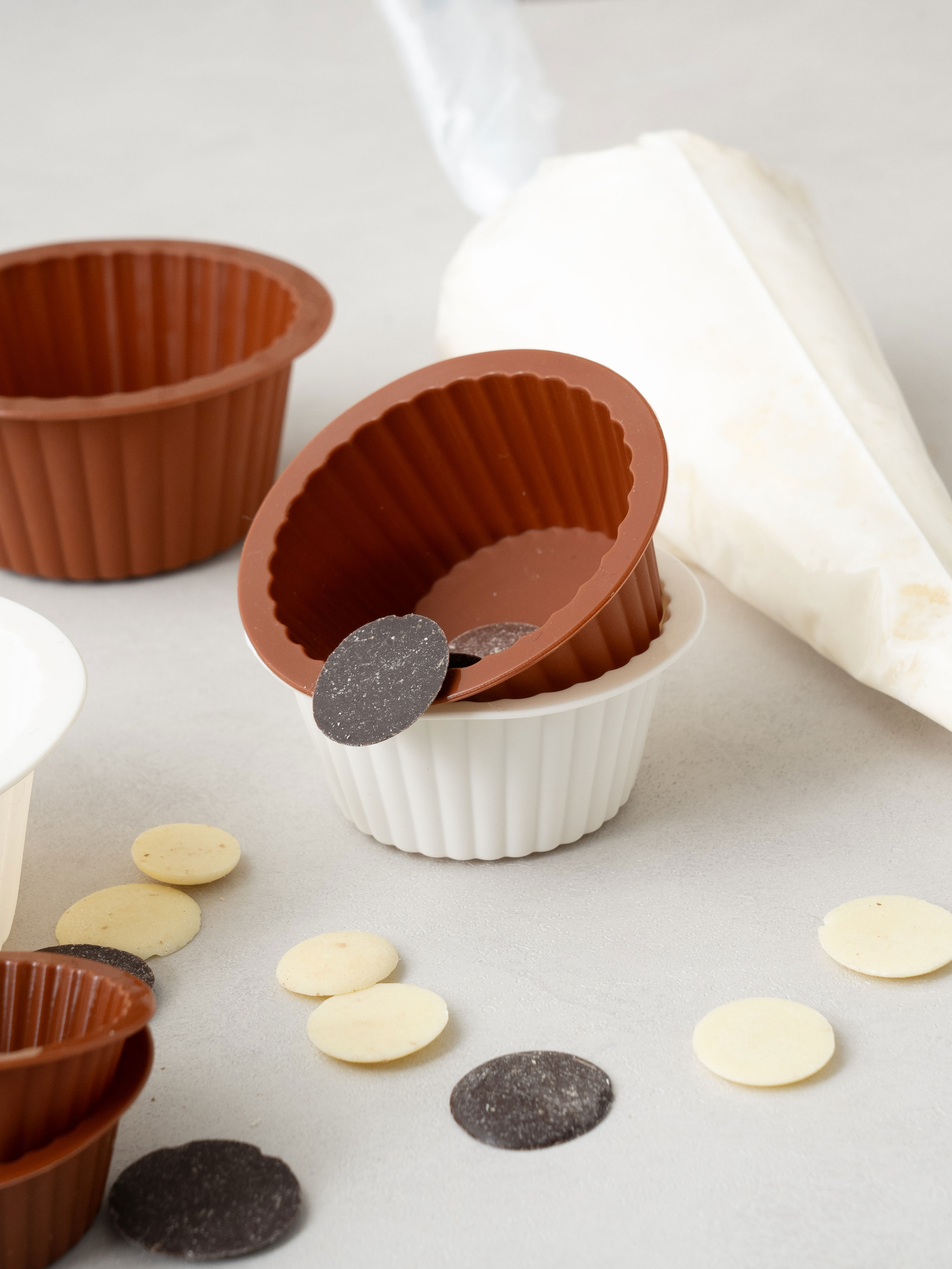 2 medium-sized silicone multipurpose muffin cups
