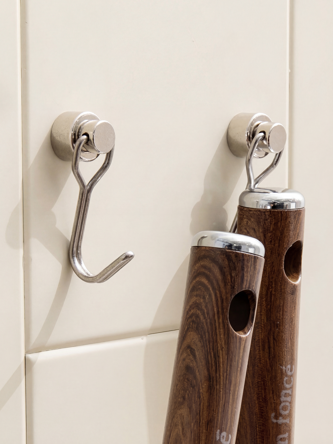 Swing magnet hook 12 mm 2 pieces
