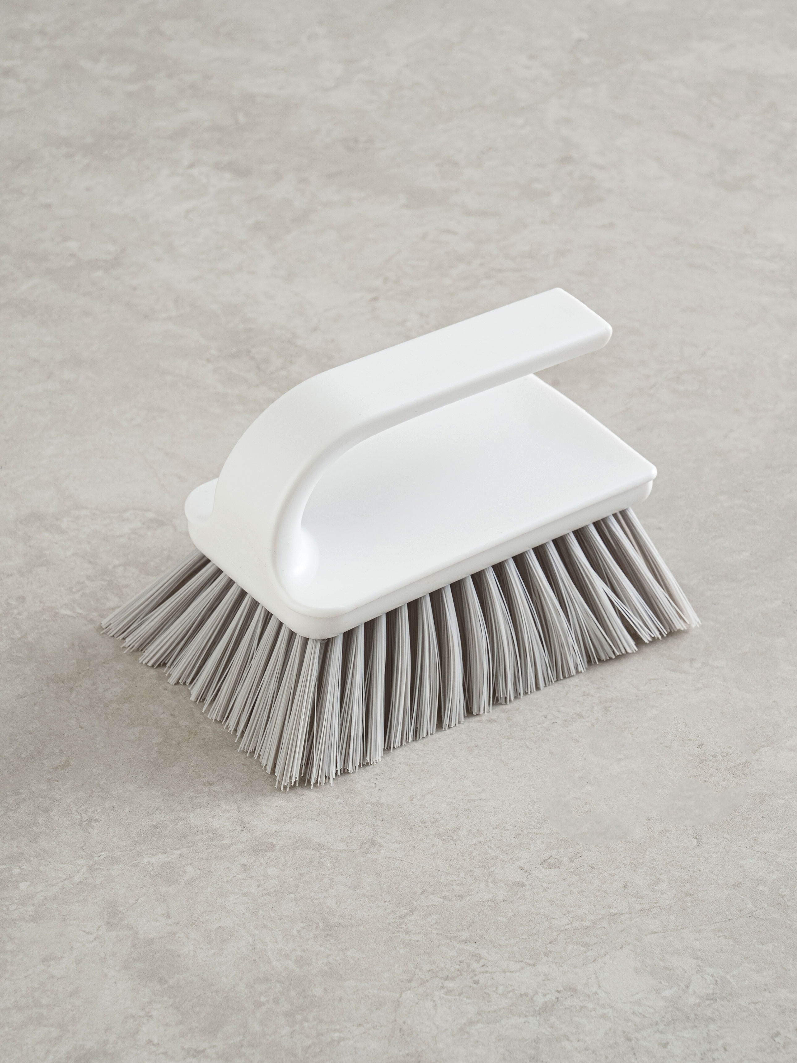 Wide cleaning brush for standing bathroom floors