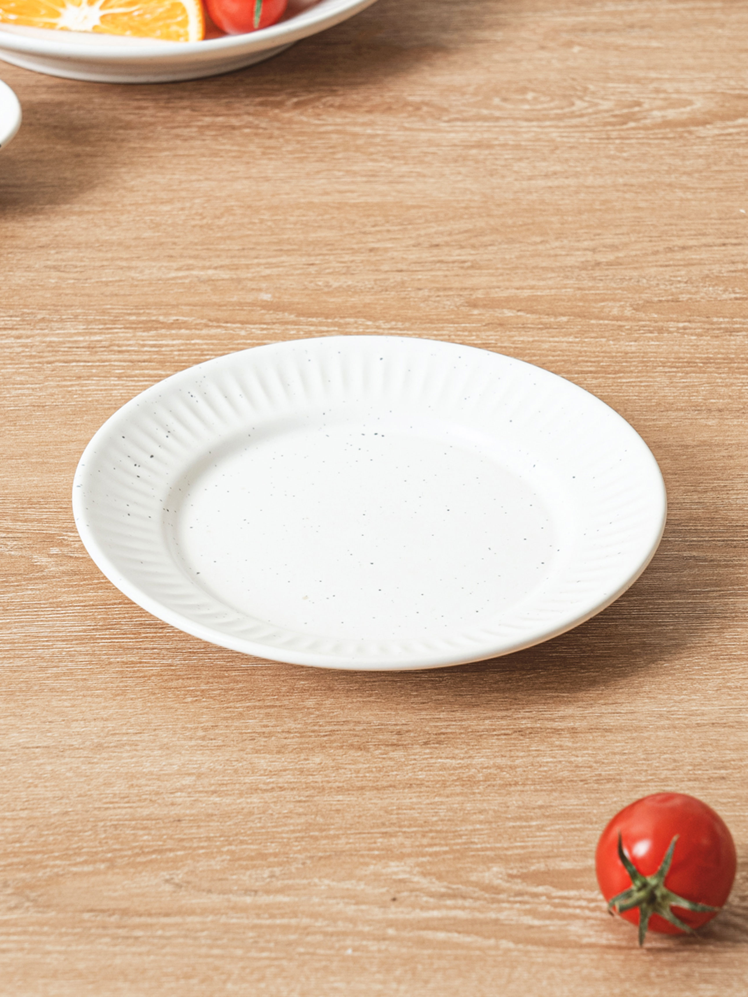 Matte pastel striped embossed plate 13.5 cm