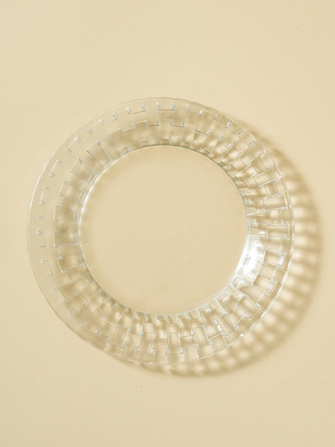 Border embossed glass plate 17 cm
