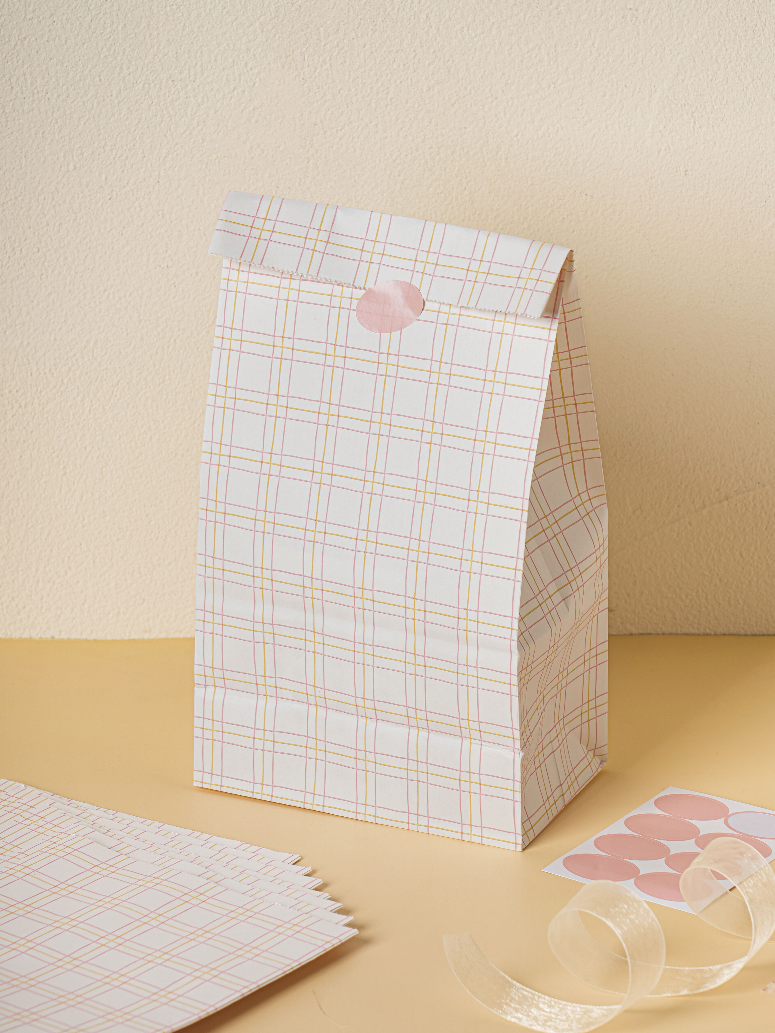 8 medium-sized kraft design envelopes