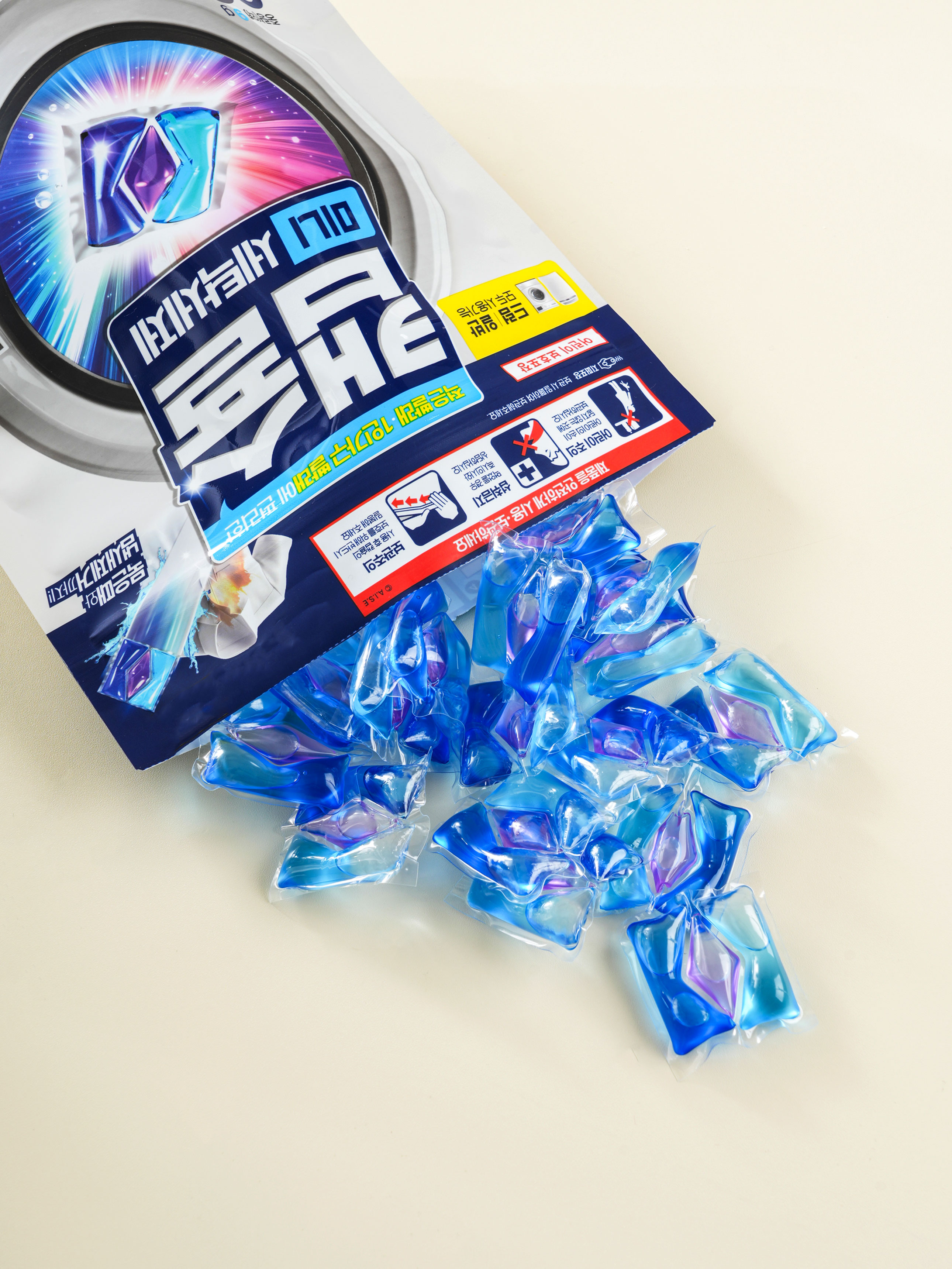 Three chamber capsule laundry detergent 9 g 30 packs