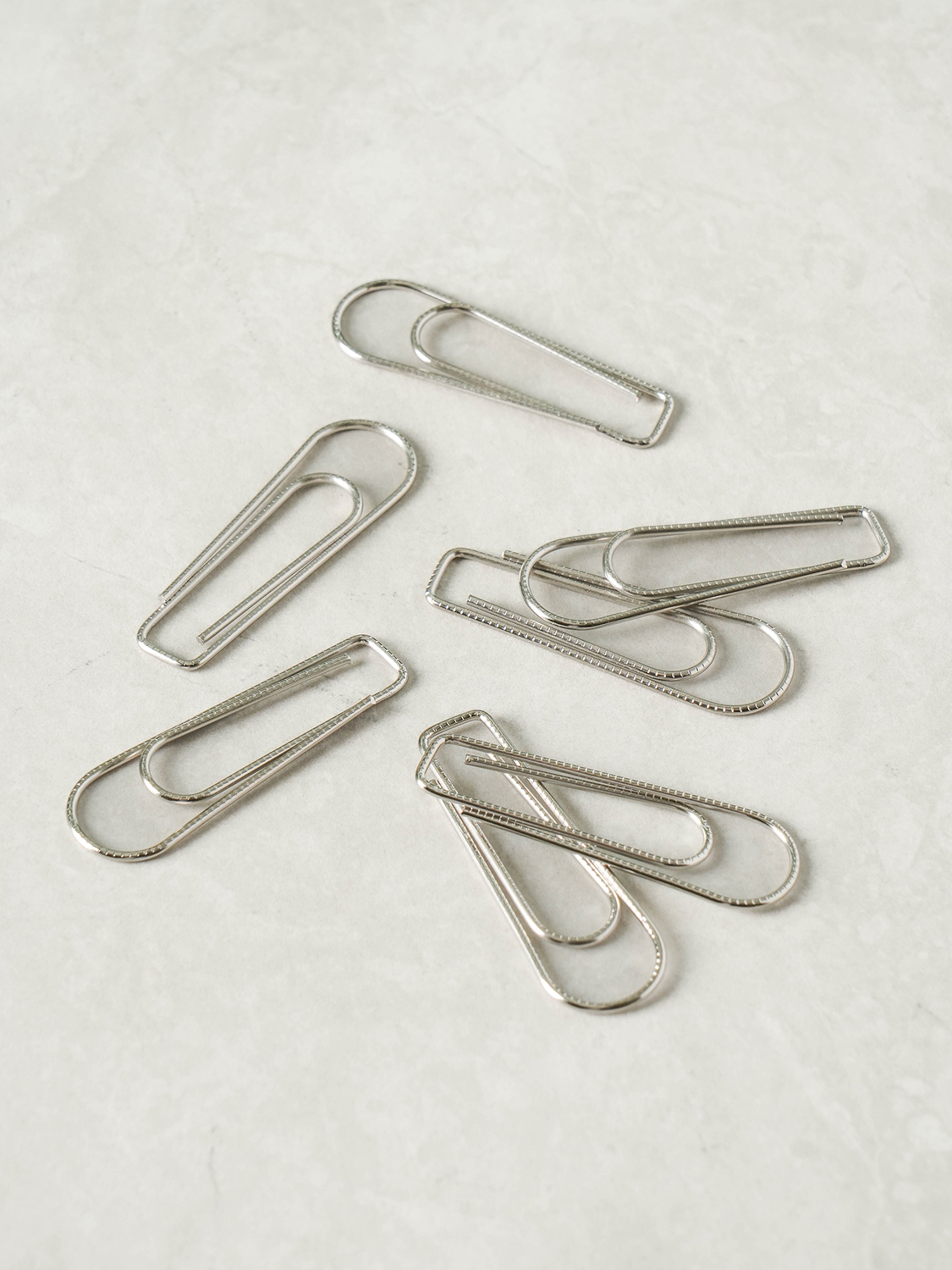 25 easy-to-attach wide silver clips made in Japan