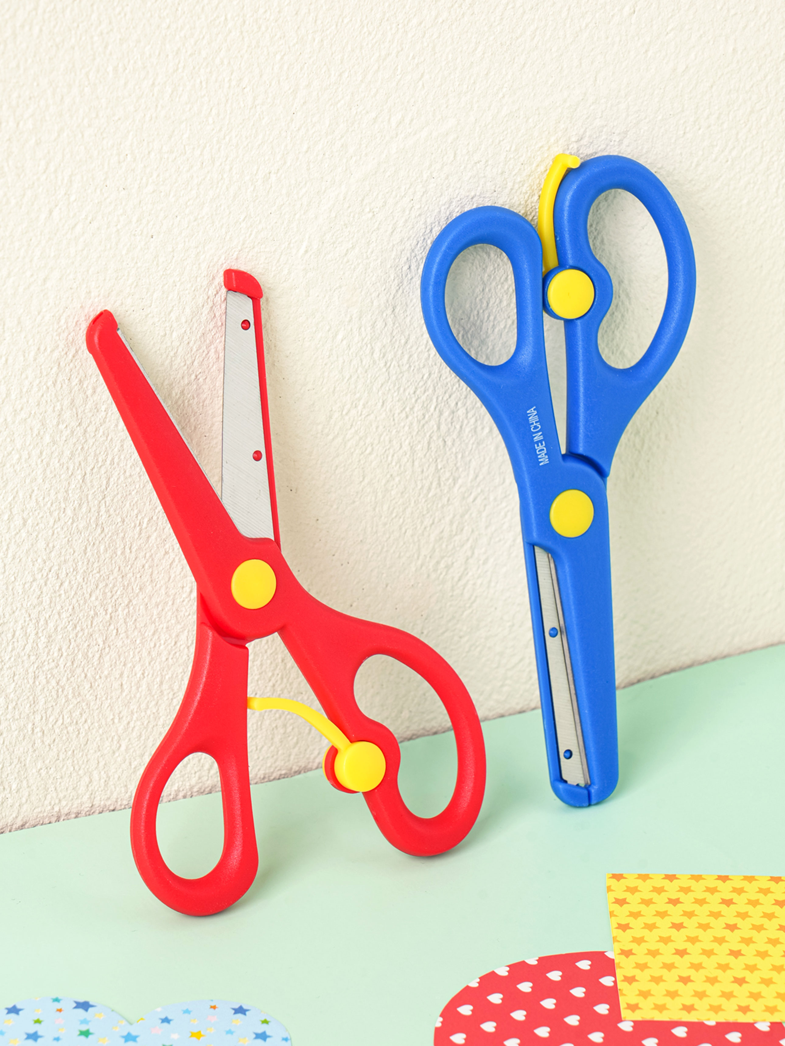 2 non-sharp safety scissors