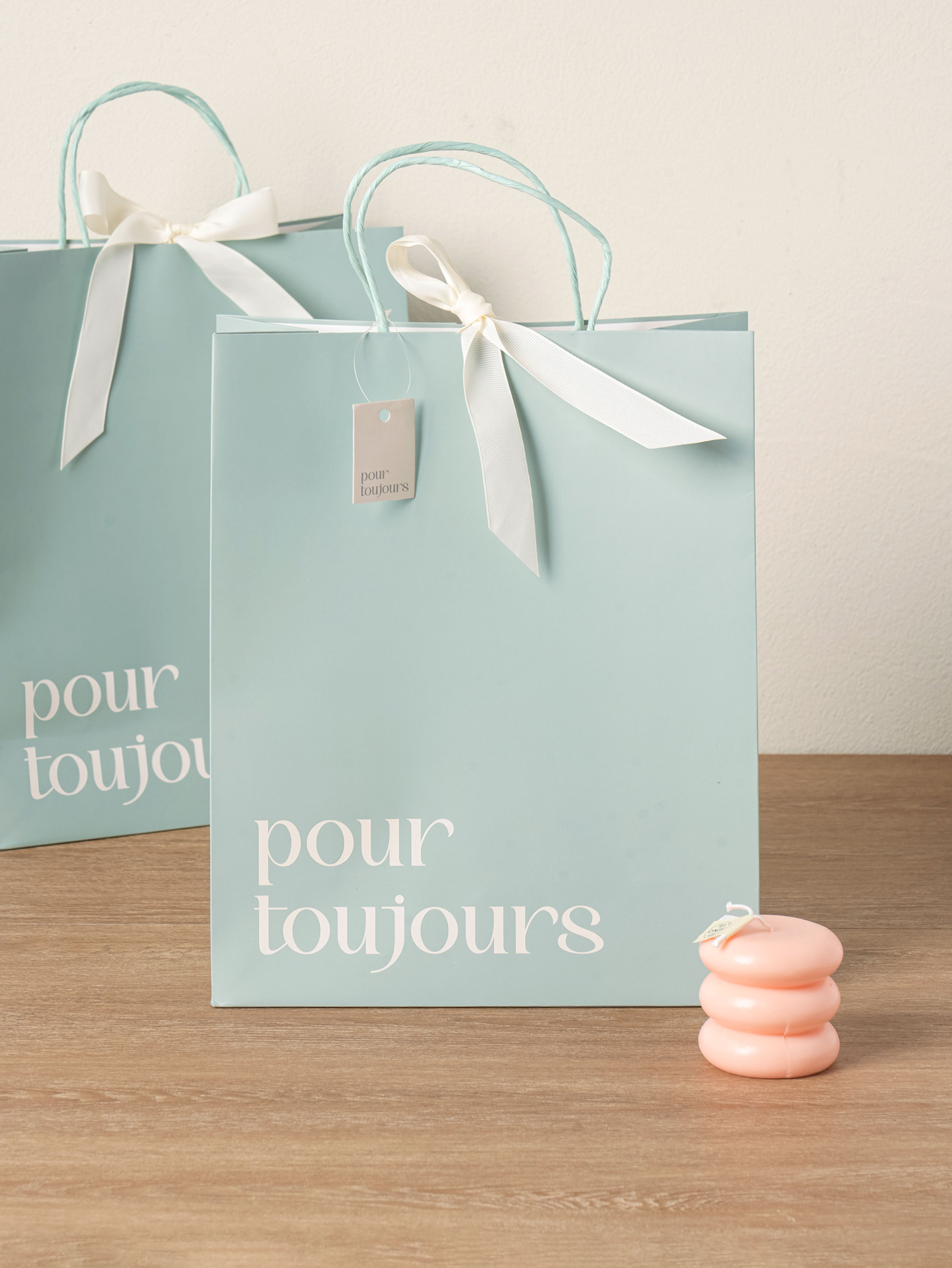 Ribbon-decorated shopping bag