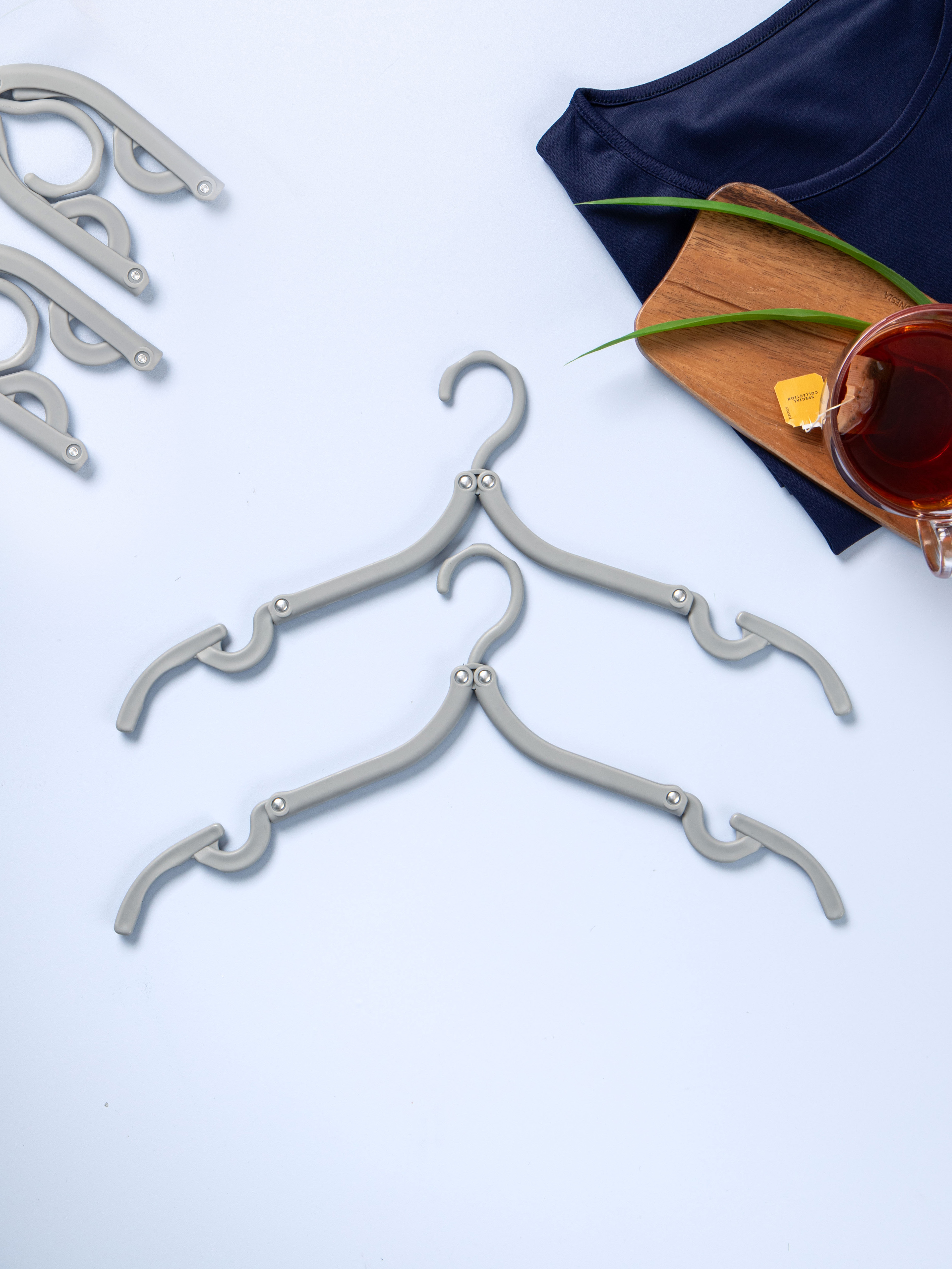 2 foldable travel hangers