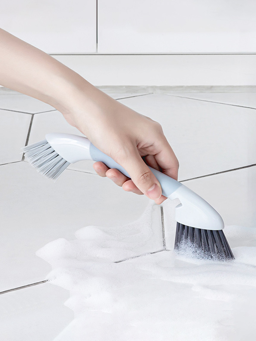 Two-way crevice cleaning brush