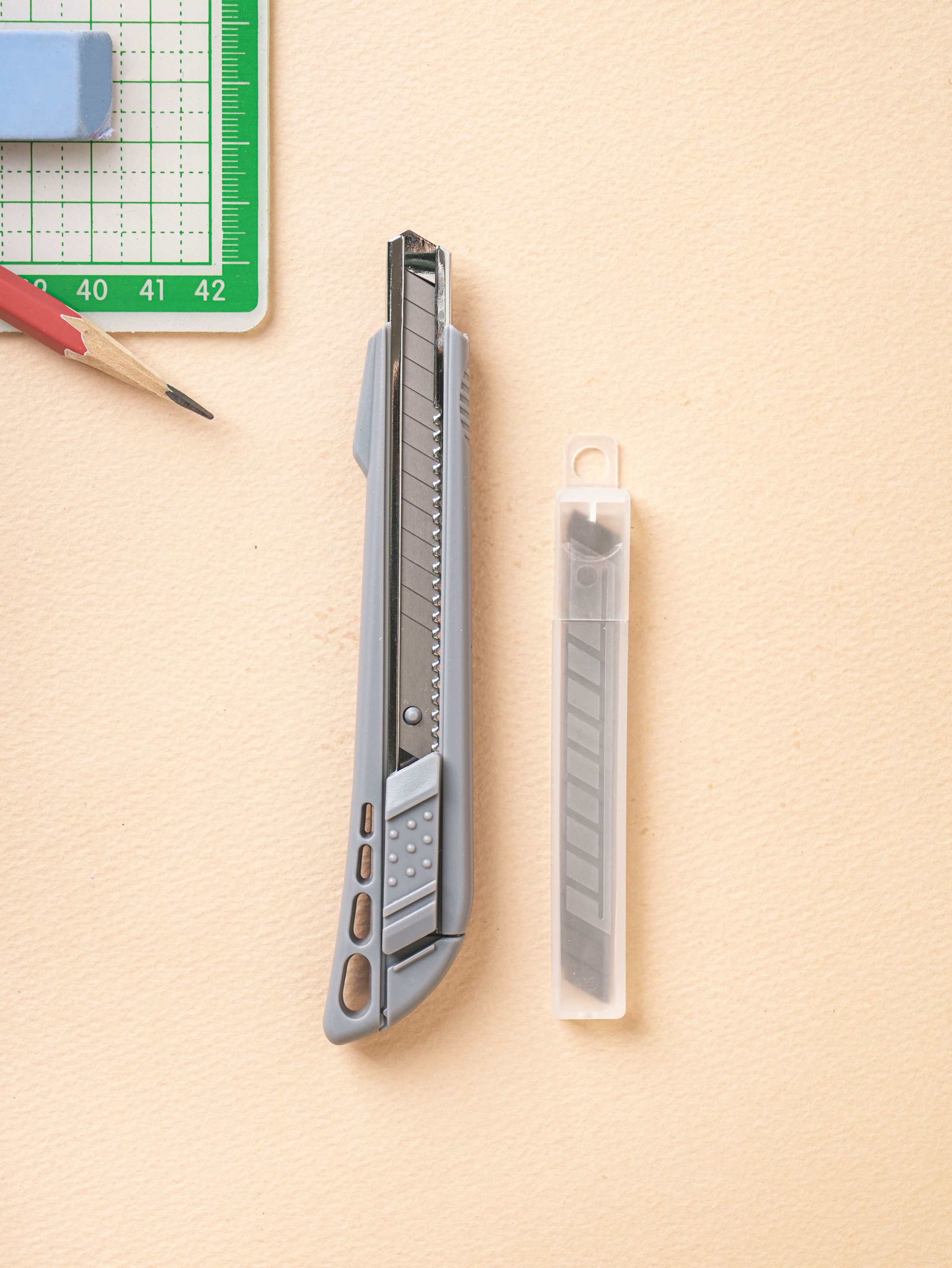 Includes 5 slim snap-type cutter knives 9 mm refills