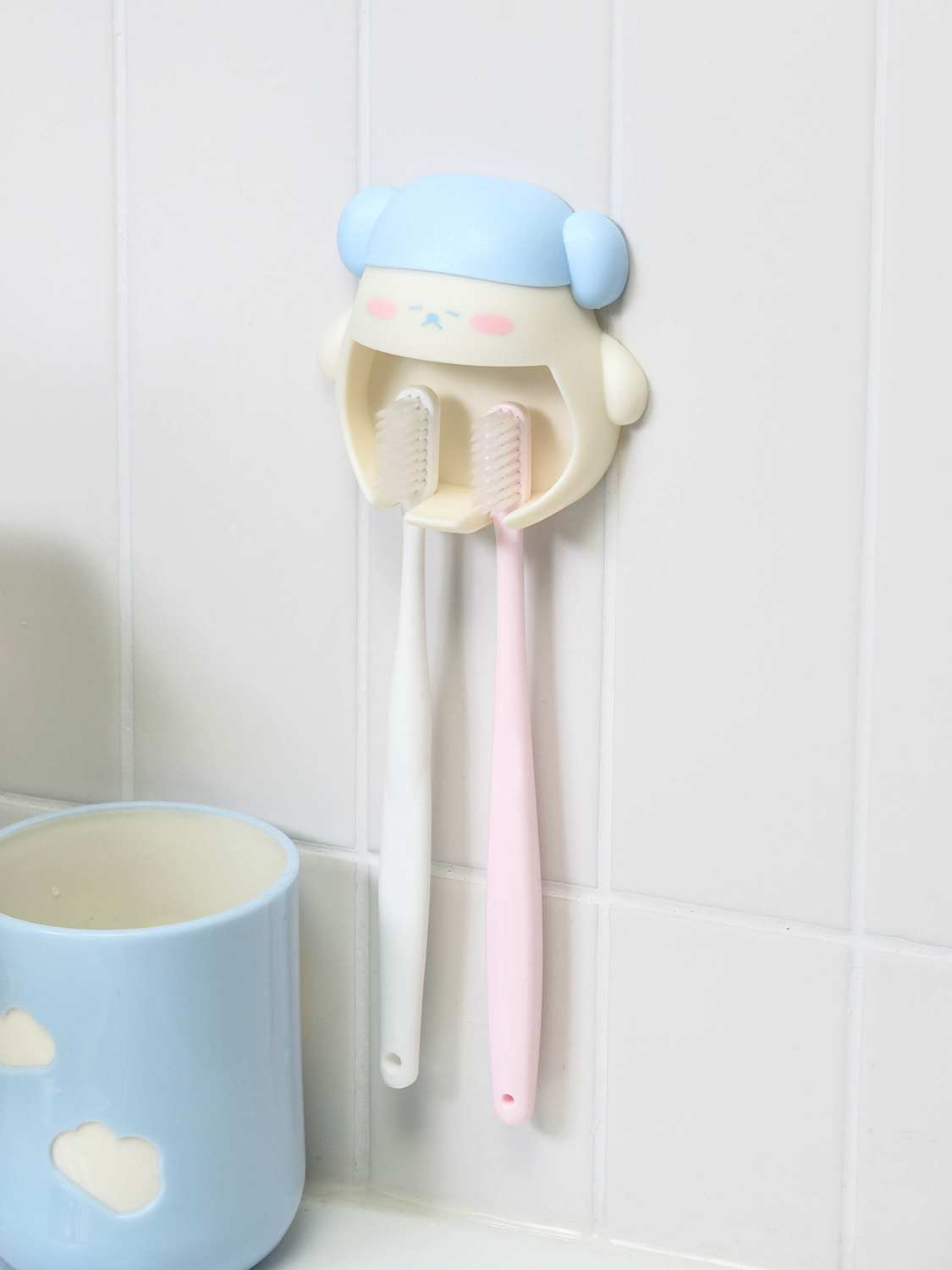 2 lump-shaped toothbrush holders