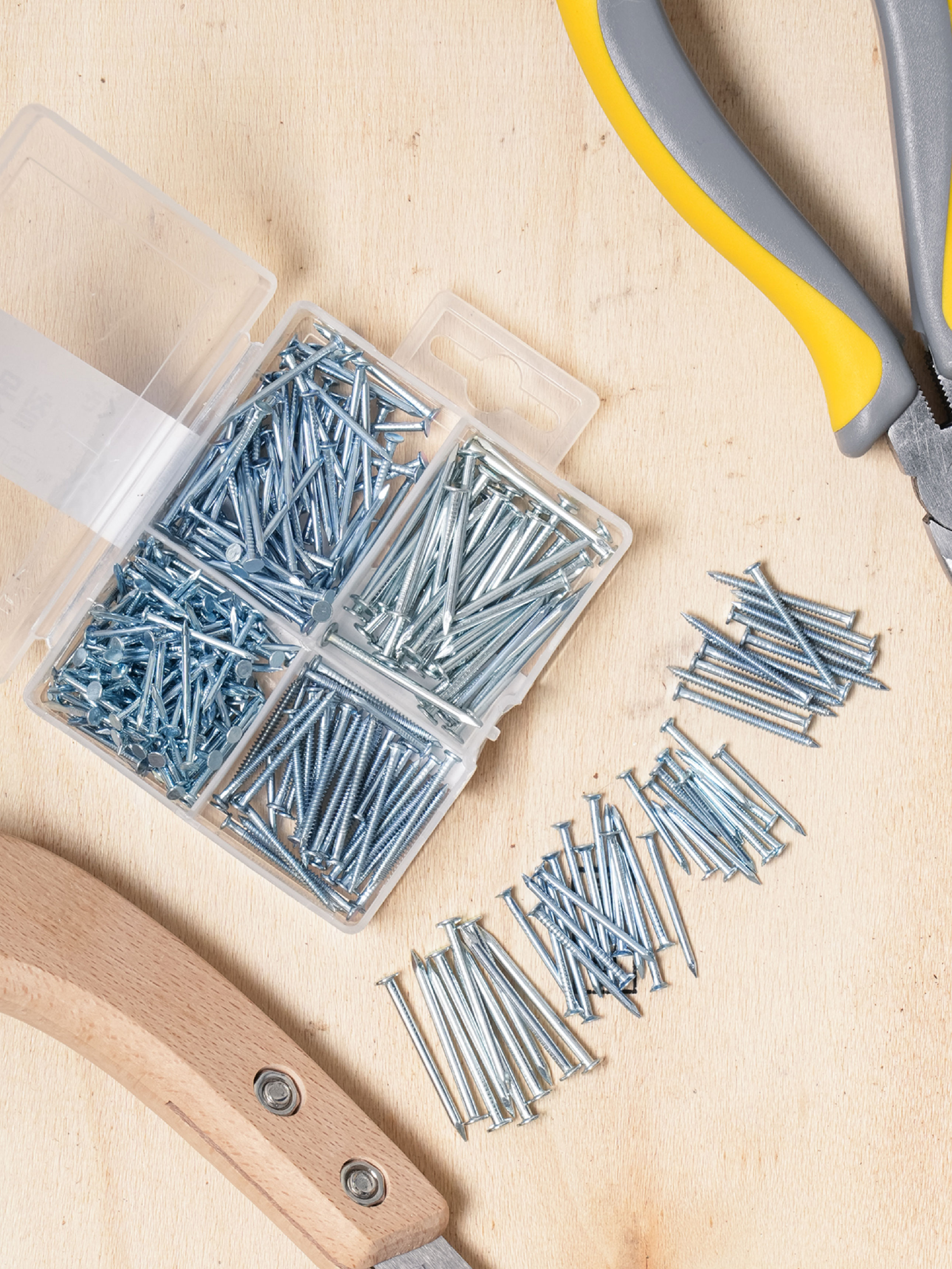 Set of 4 iron nails