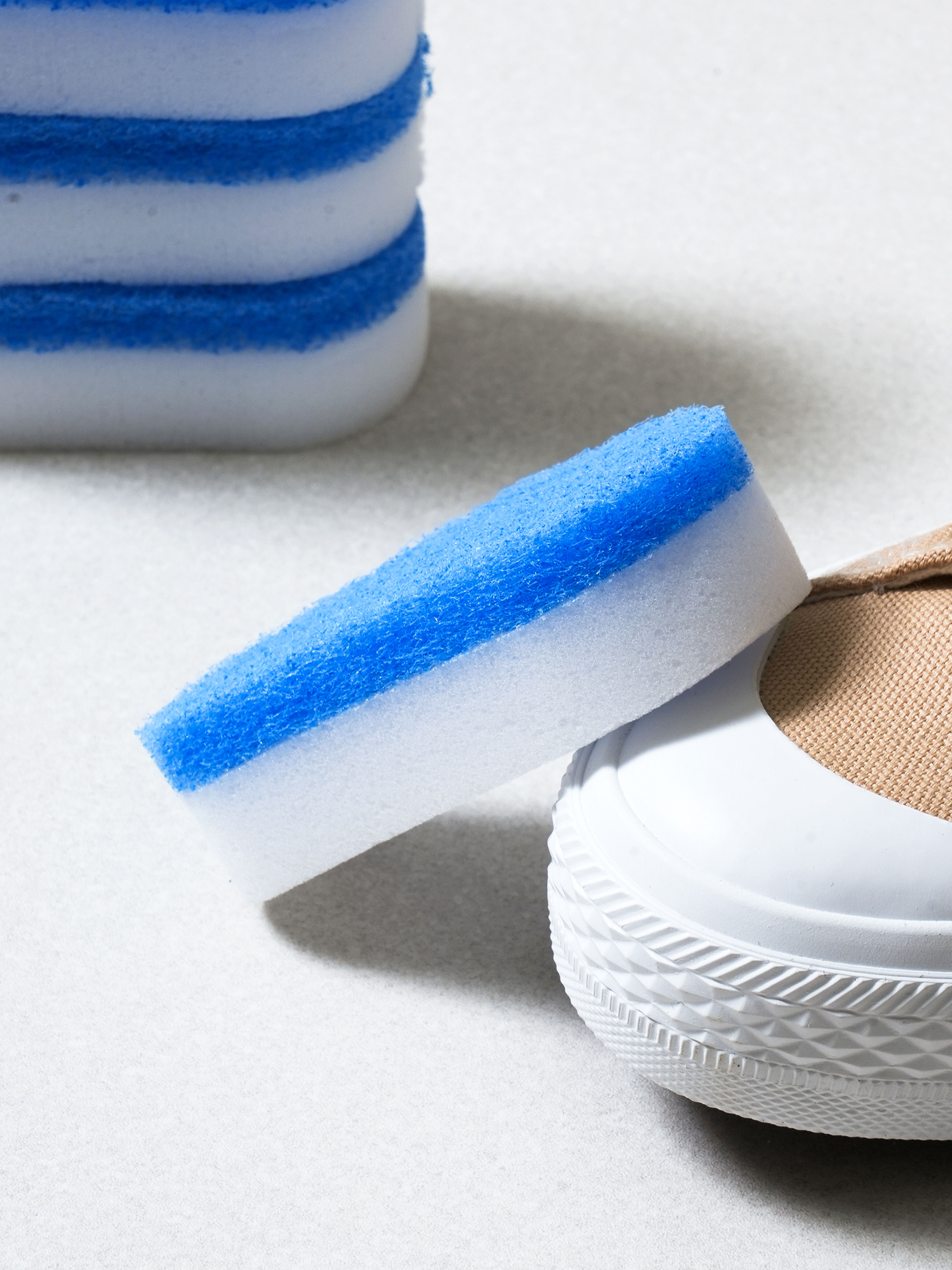 4 V sneaker cleaner sponges