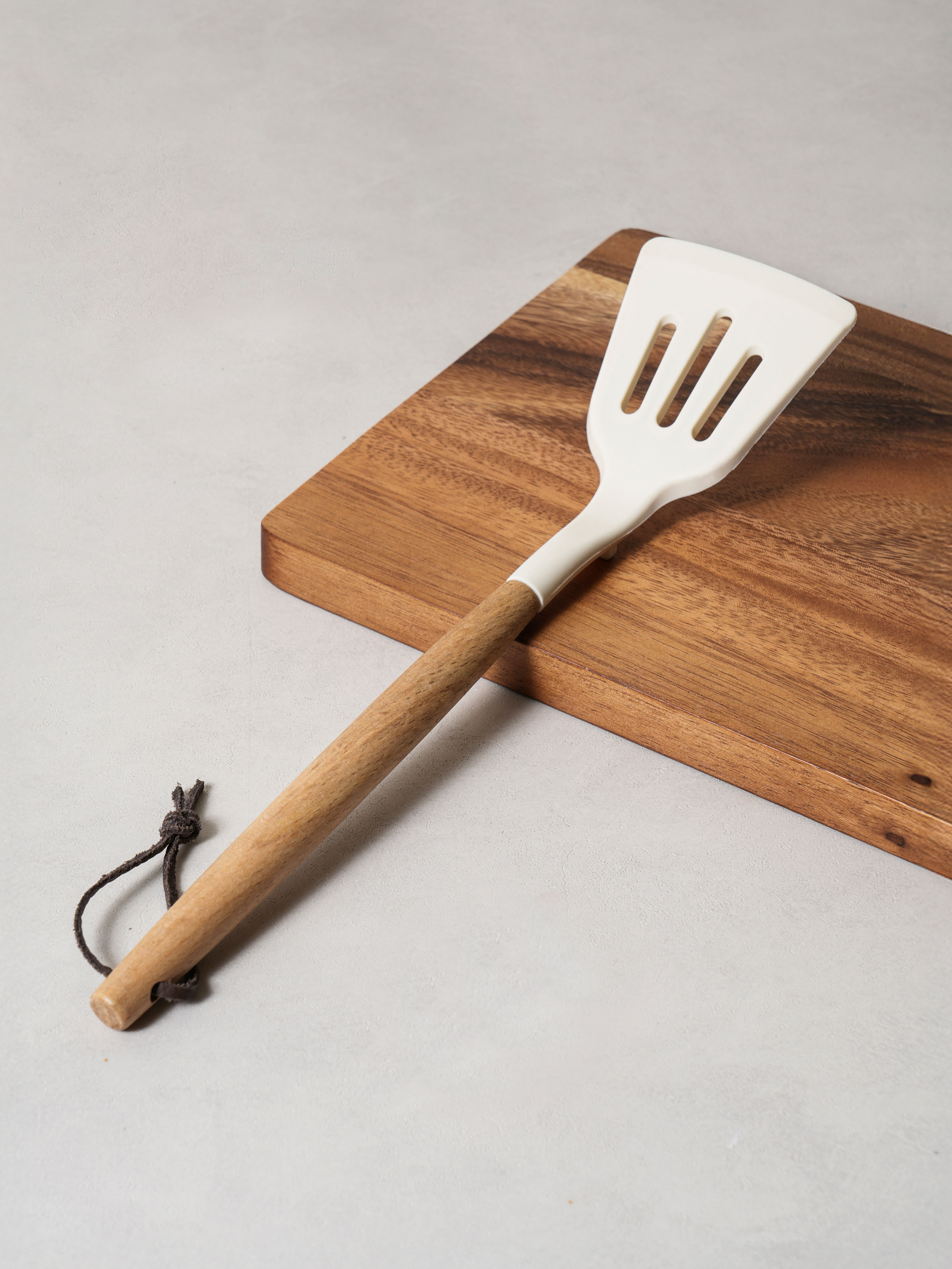 Wood handle silicone perforated flipper 31.5 cm