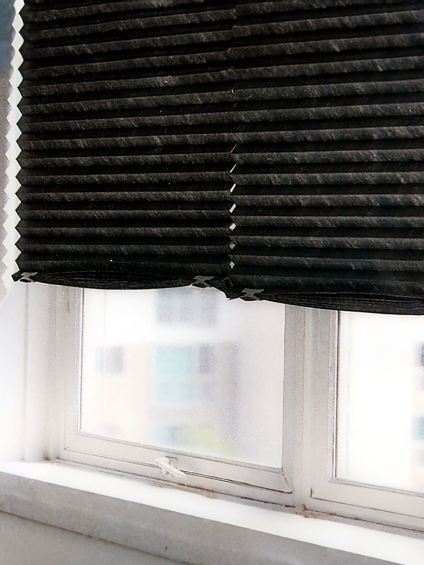 Attached self-blind black 90