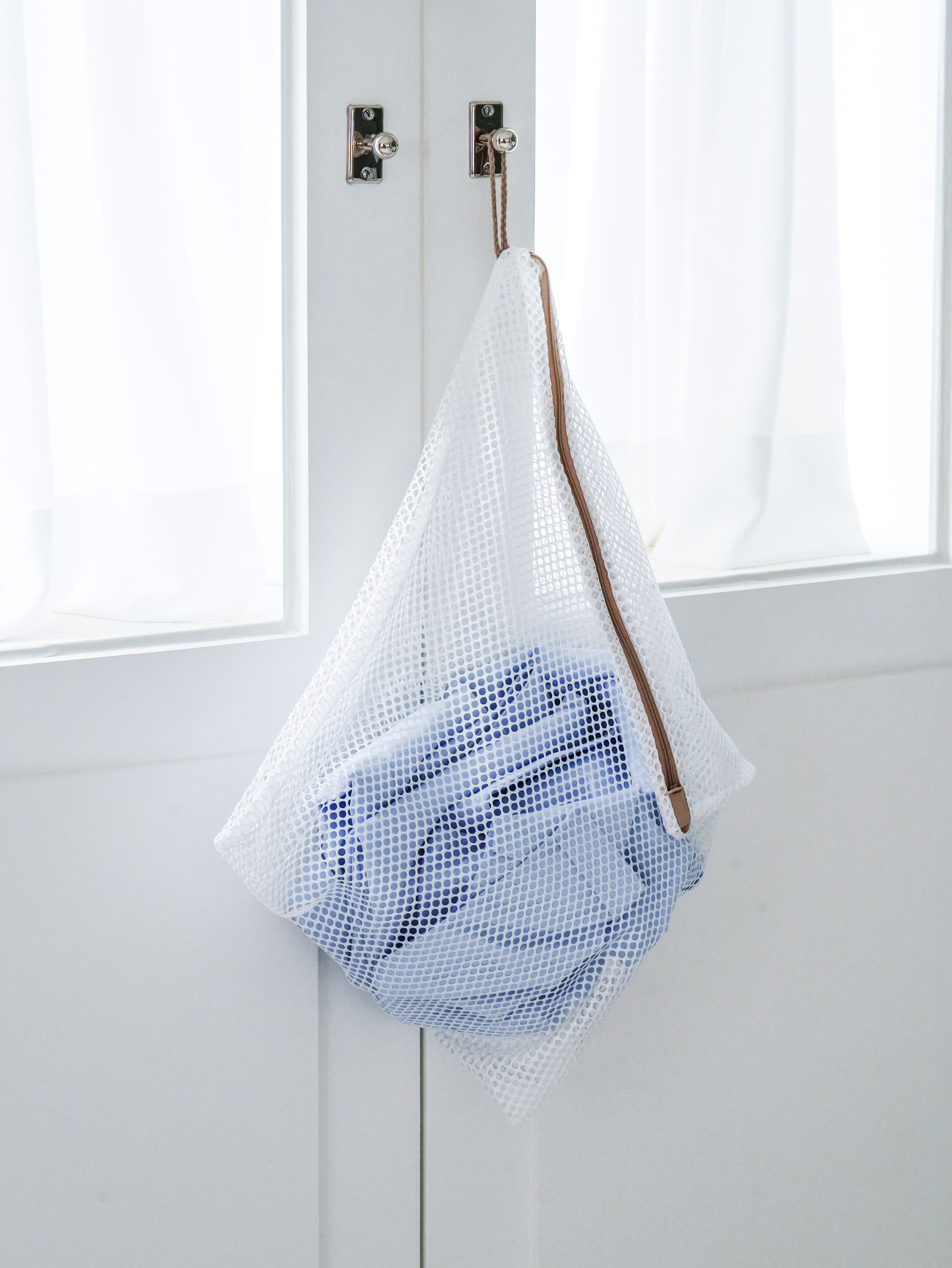 Non-fluorescent square mesh laundry net 40