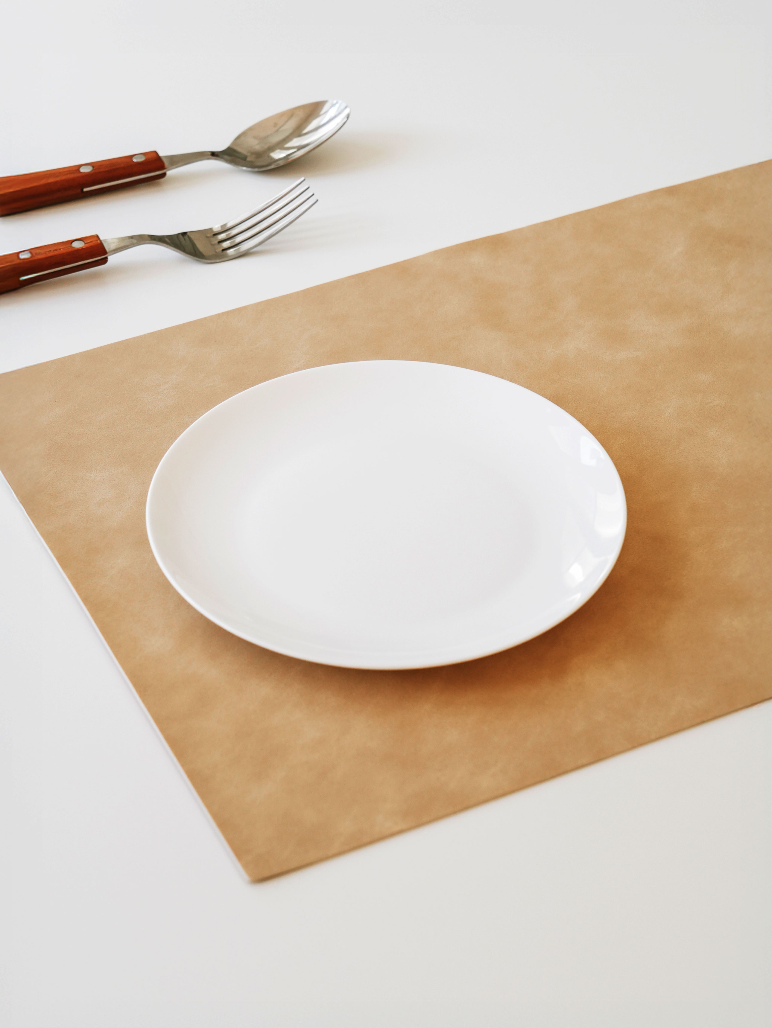 Bone china round plate 18 cm