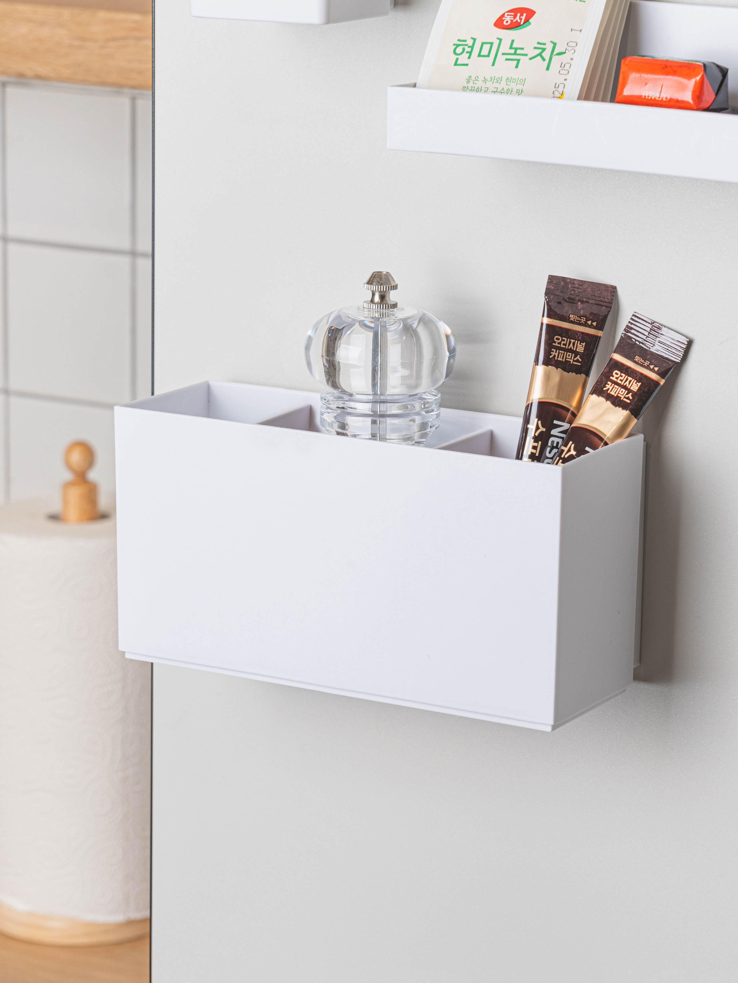 Magnet type divider basket
