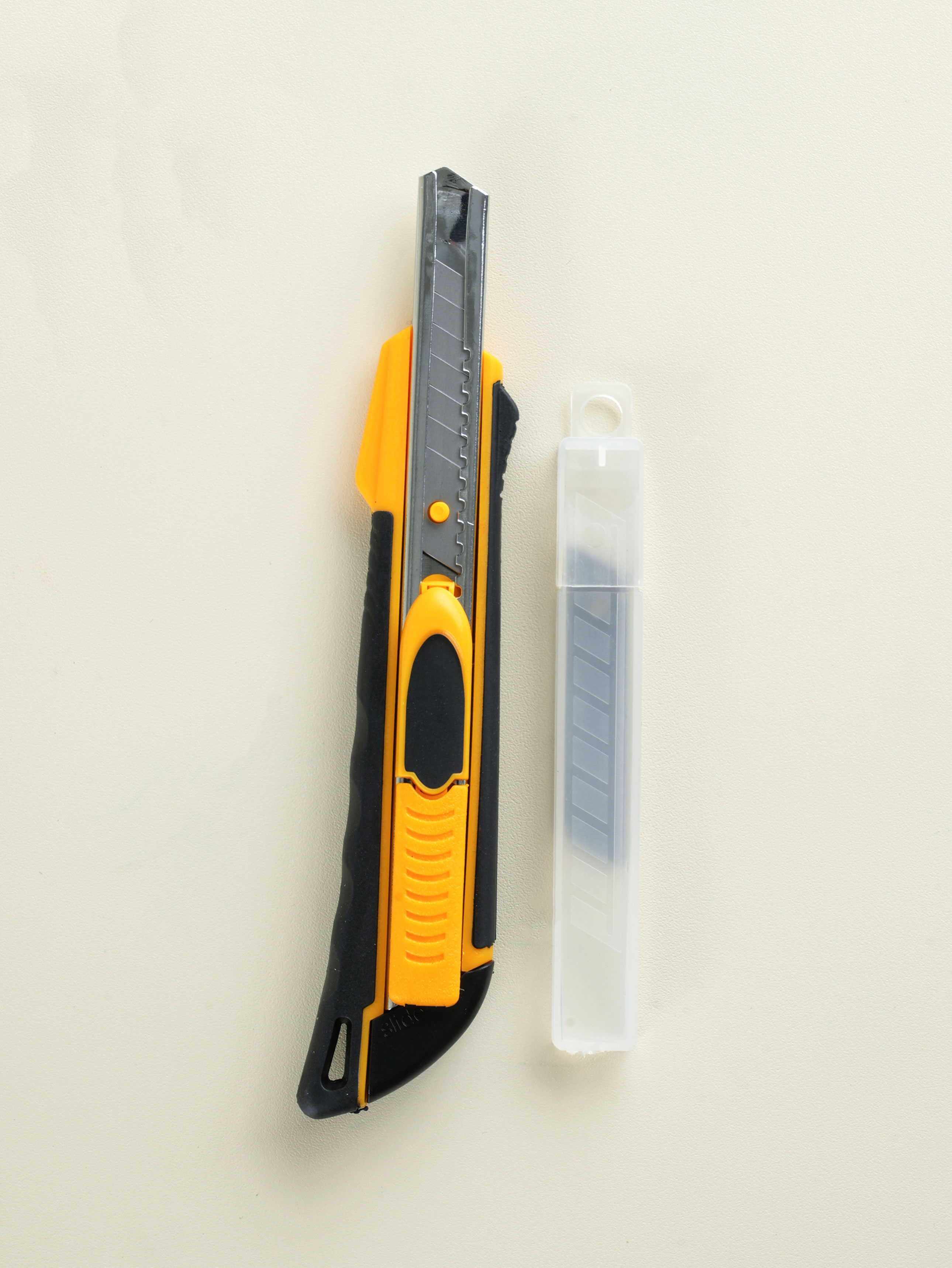 Cutter knife (9 mm/3 refills included) 1000