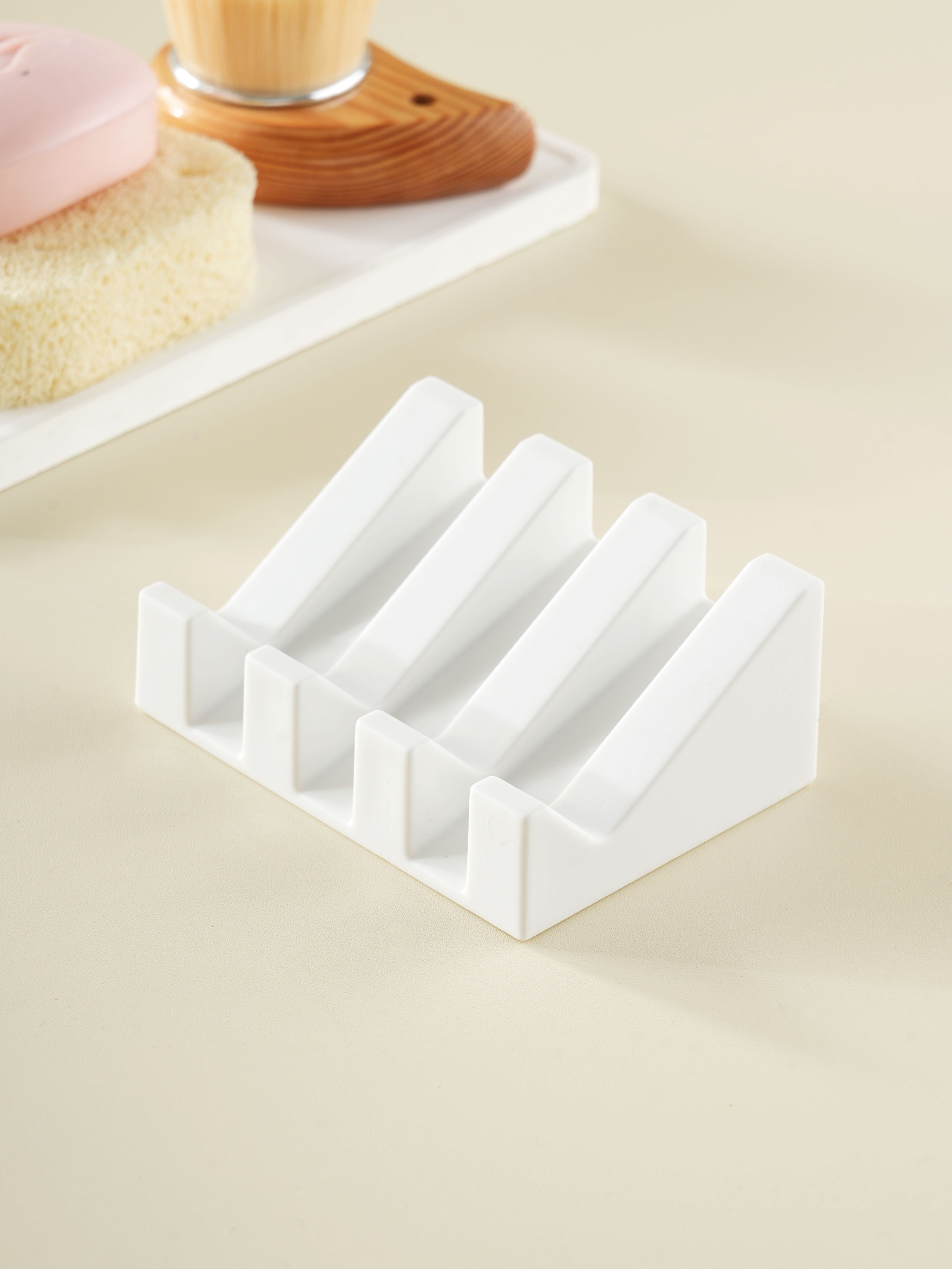 Diagonal draining soap dish
