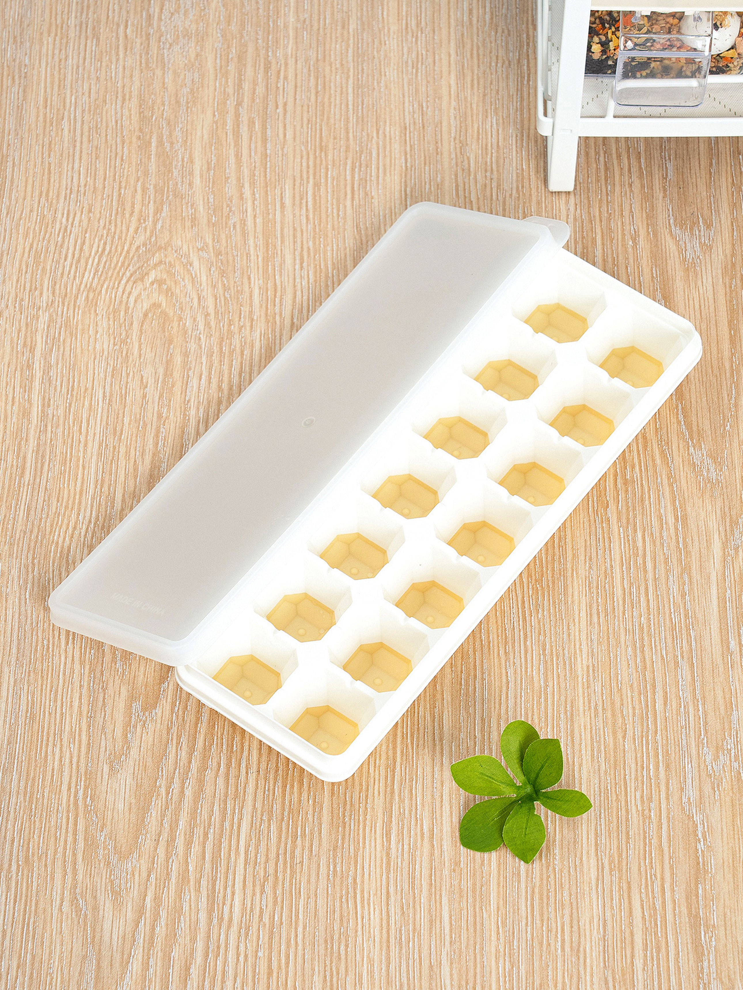 14 square ice trays for easy removal of ice