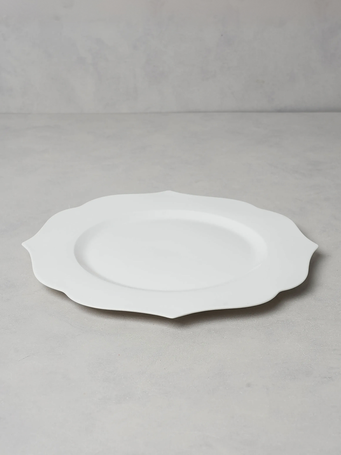 Flower silhouette plate 27.5 cm
