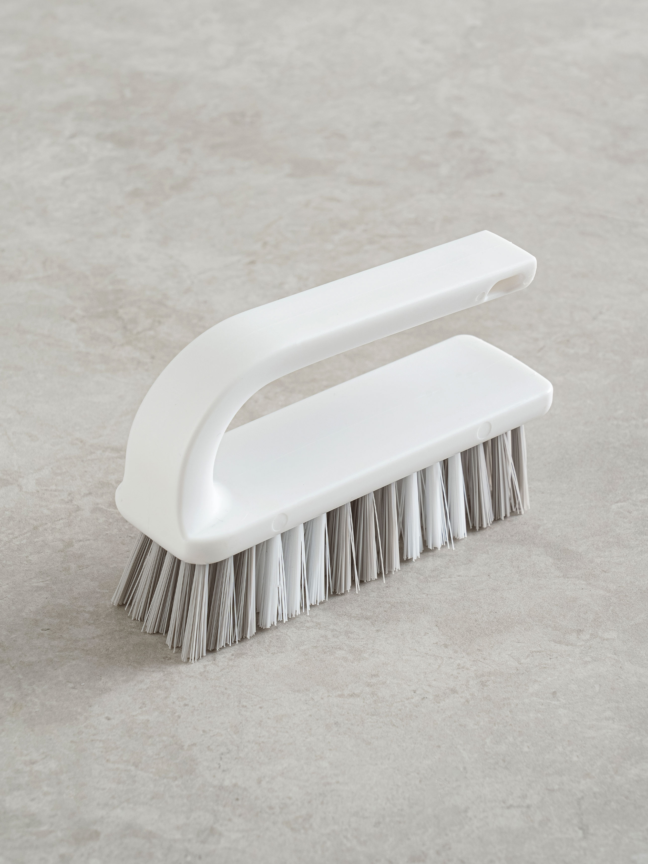 Slim cleaning brush for standing bathroom floors