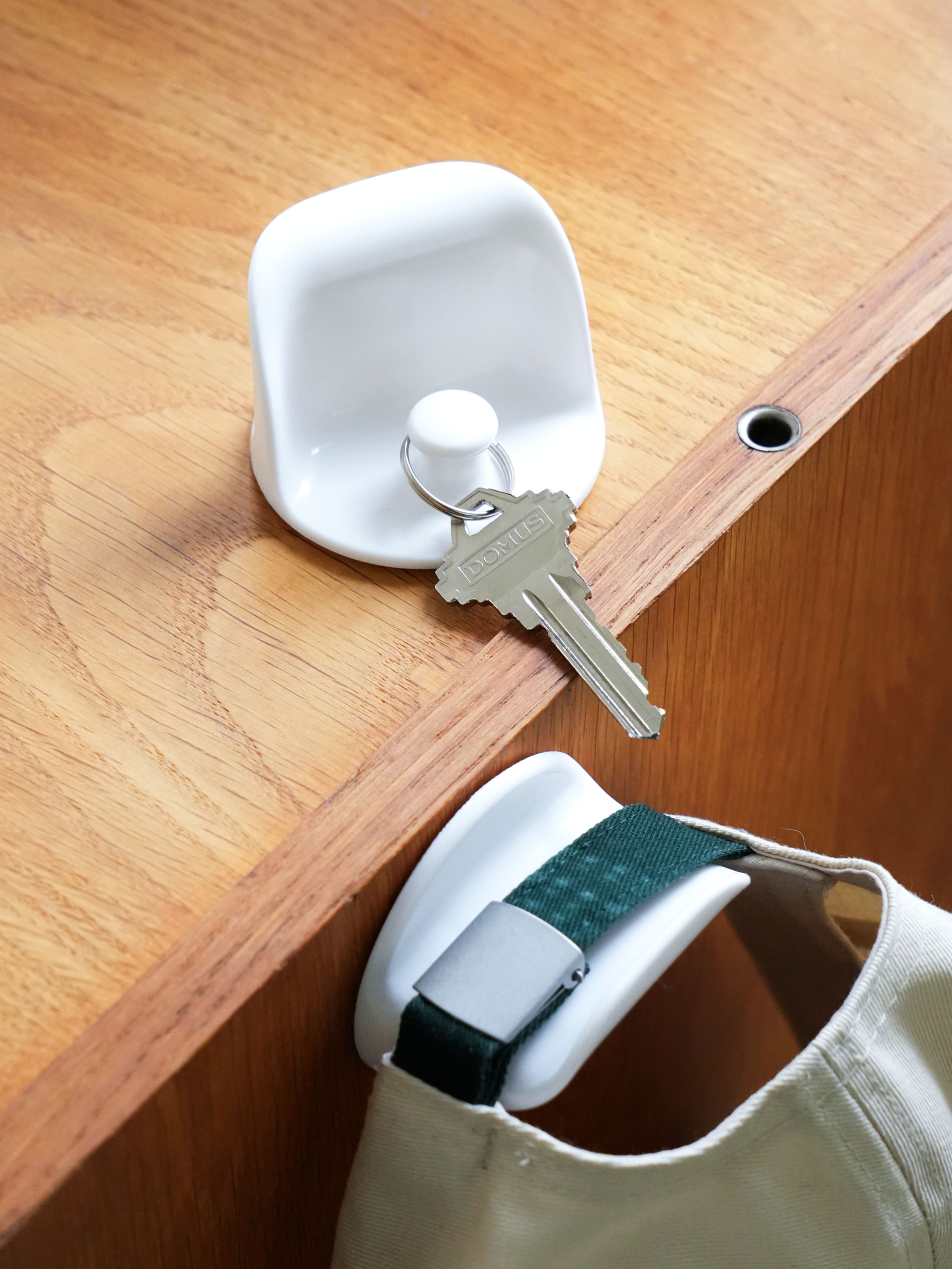 2 attachable bag hangers