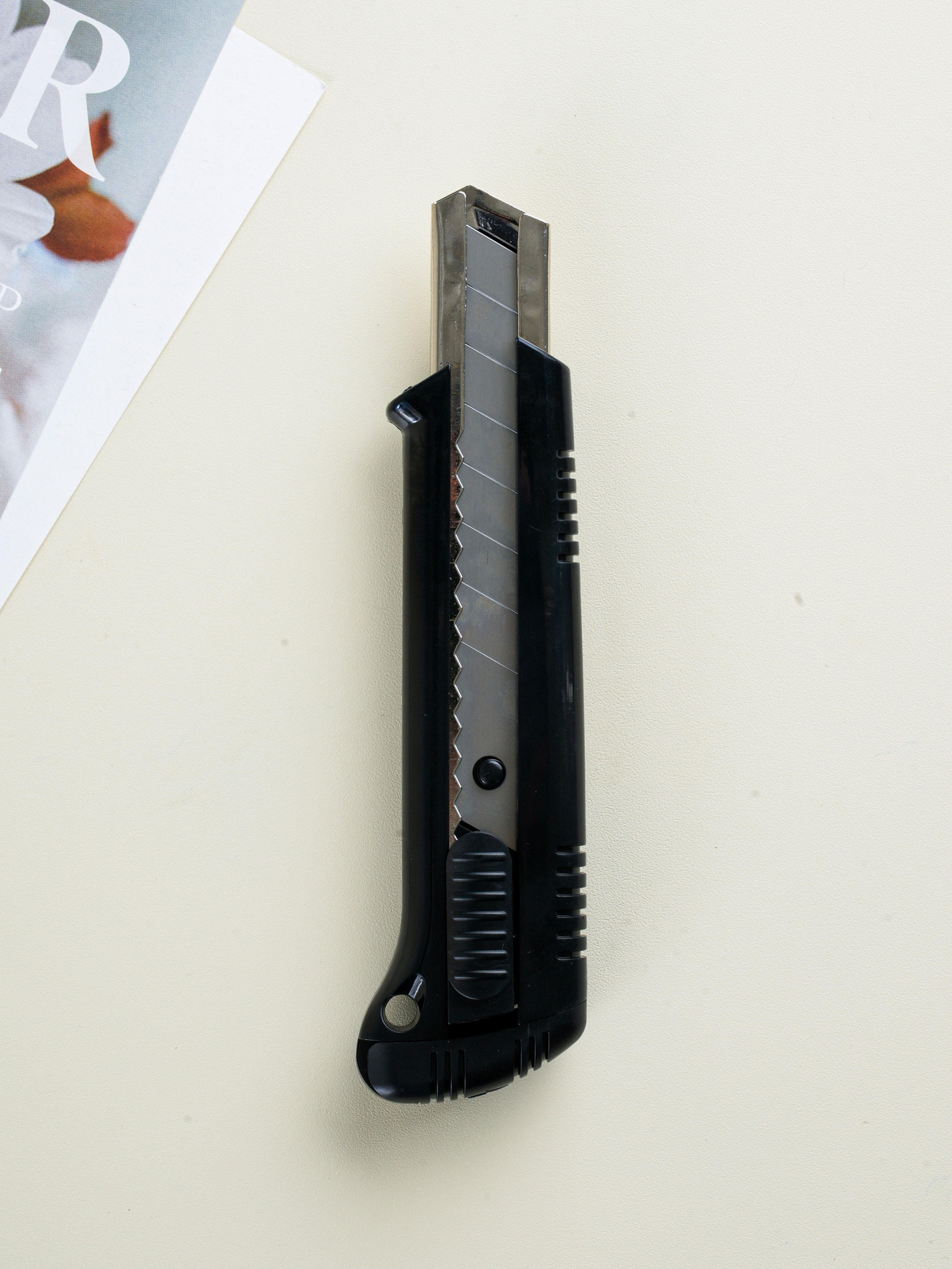 Includes 2 slide-type cutter knife 18 mm refills